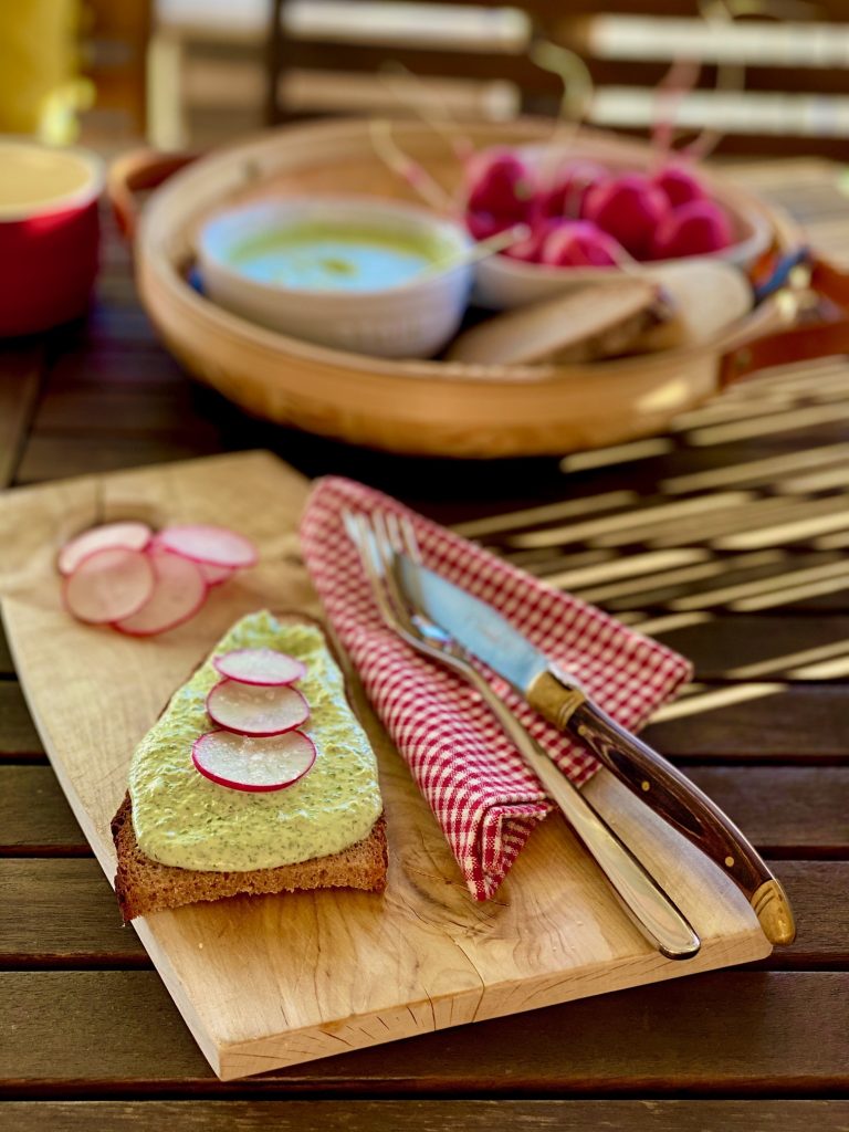 Rucola-Frischkäse-Dip auf Brot mit Radieschenscheiben 