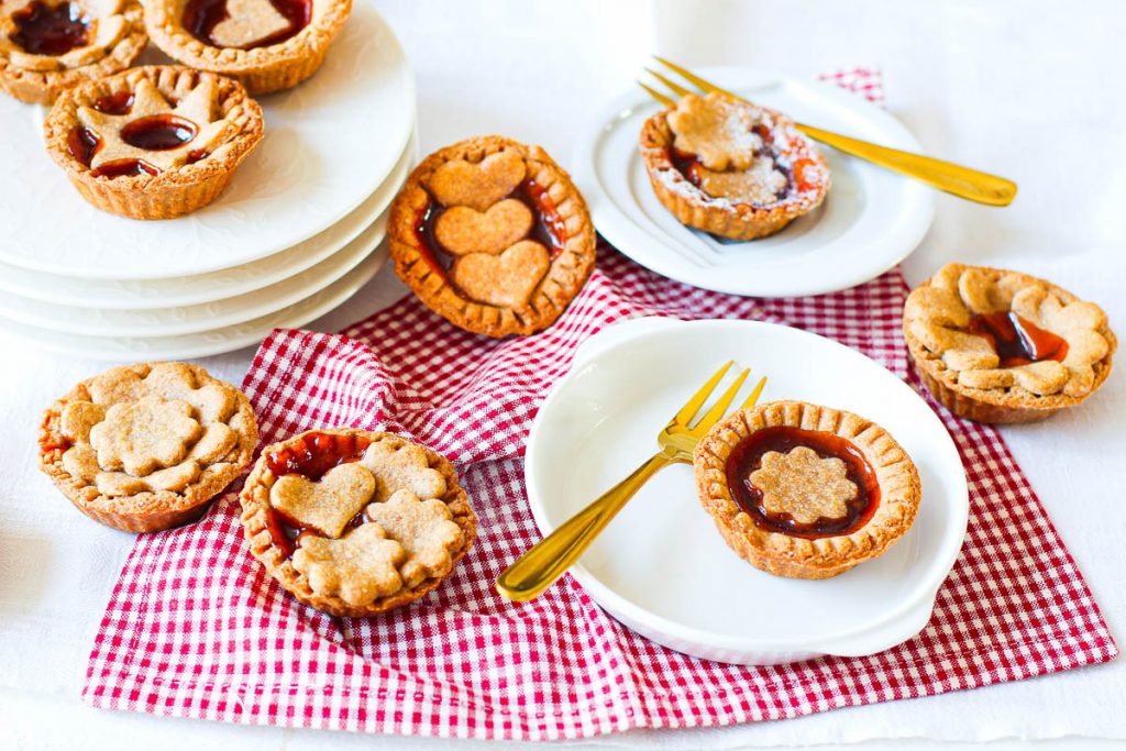 Vollkorn-Mini-Pies mit Hagebutten-Konfitüre