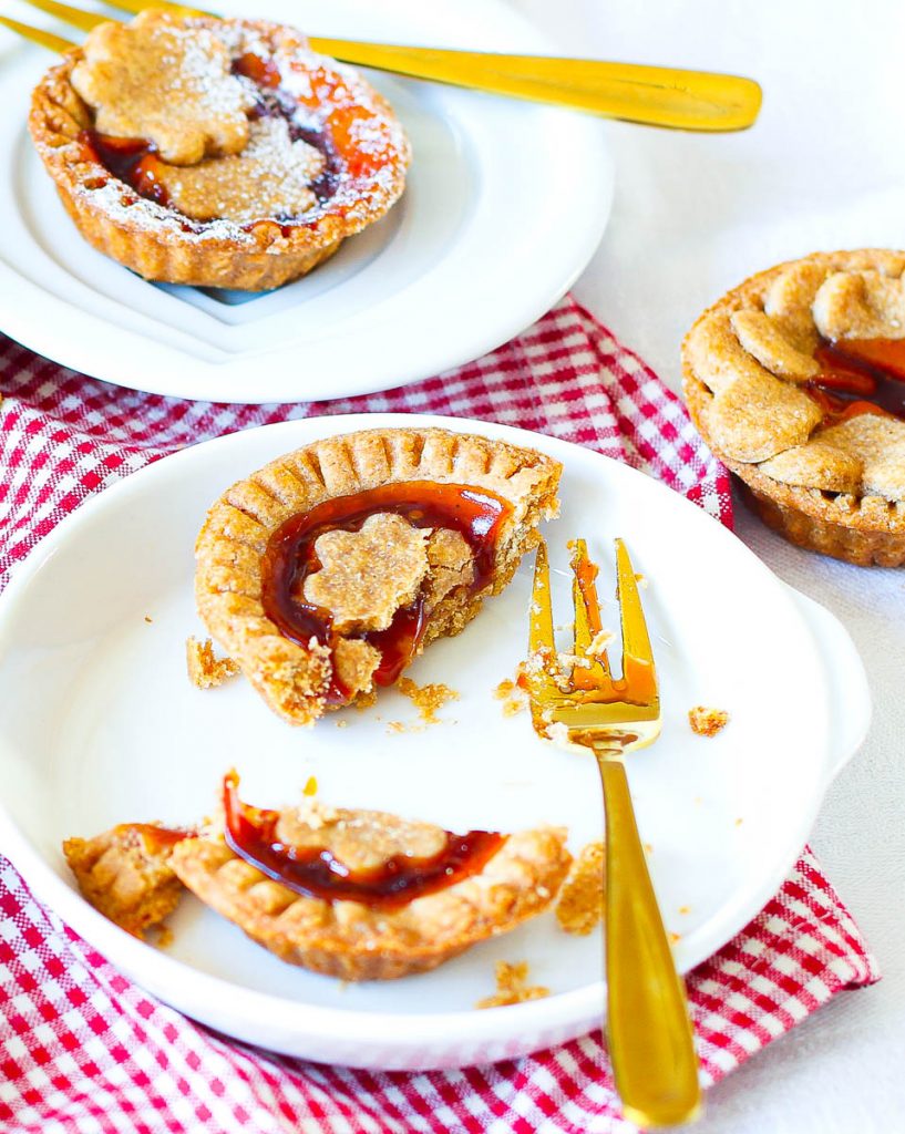 Vollkorn-Mini-Pies mit Hagebutten-Konfitüre, eines angeschnitten 