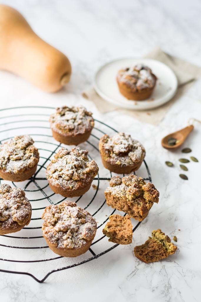 Kürbis Cupcakes mit Kürbisstreuseln auf einem Gitter