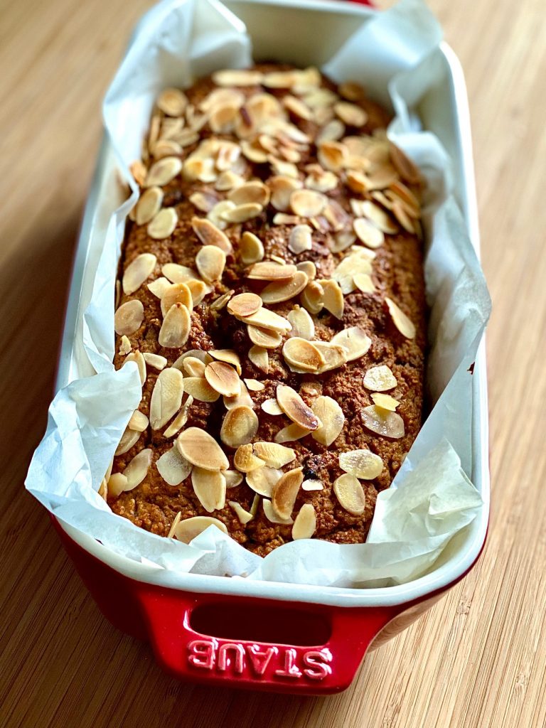 Bananen-Apfelkuchen ohne Mehl und Zucker in der Form