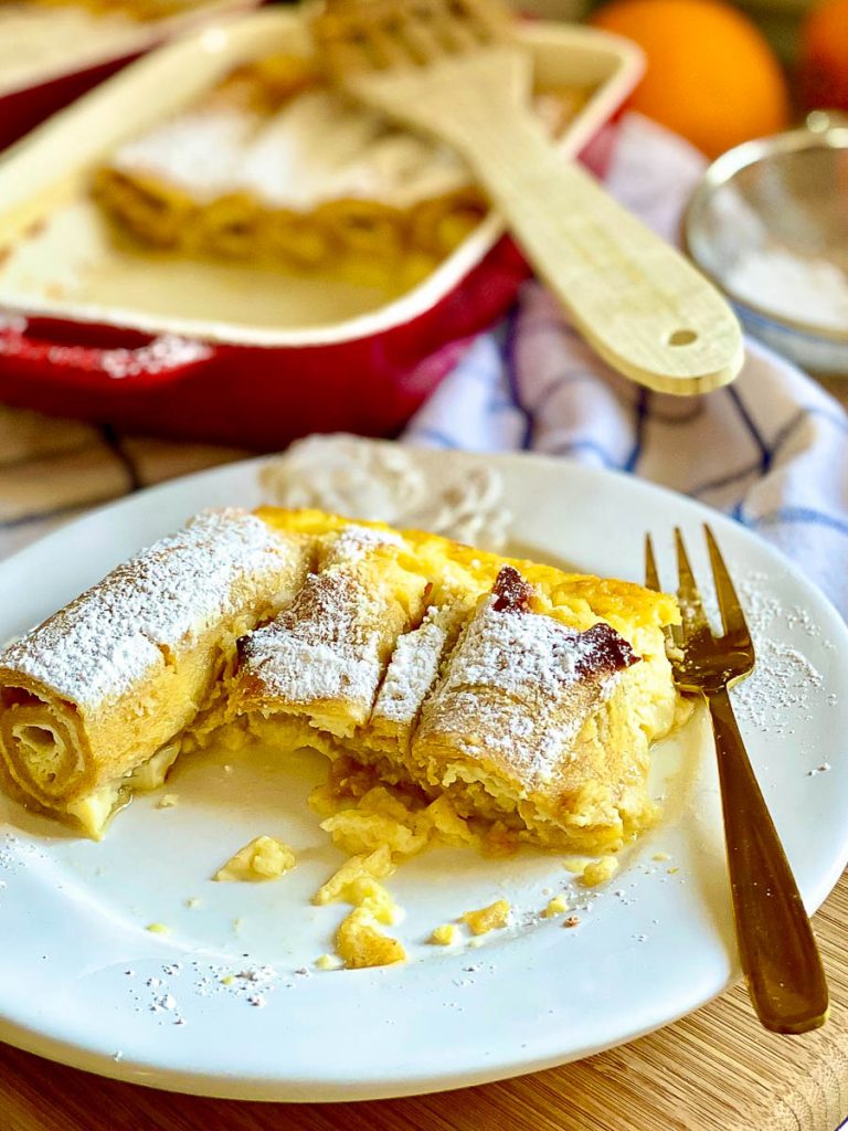 Topfenpalatschinken mit Lupinenmehl, werden schon gegessen, ein Stück fehlt 