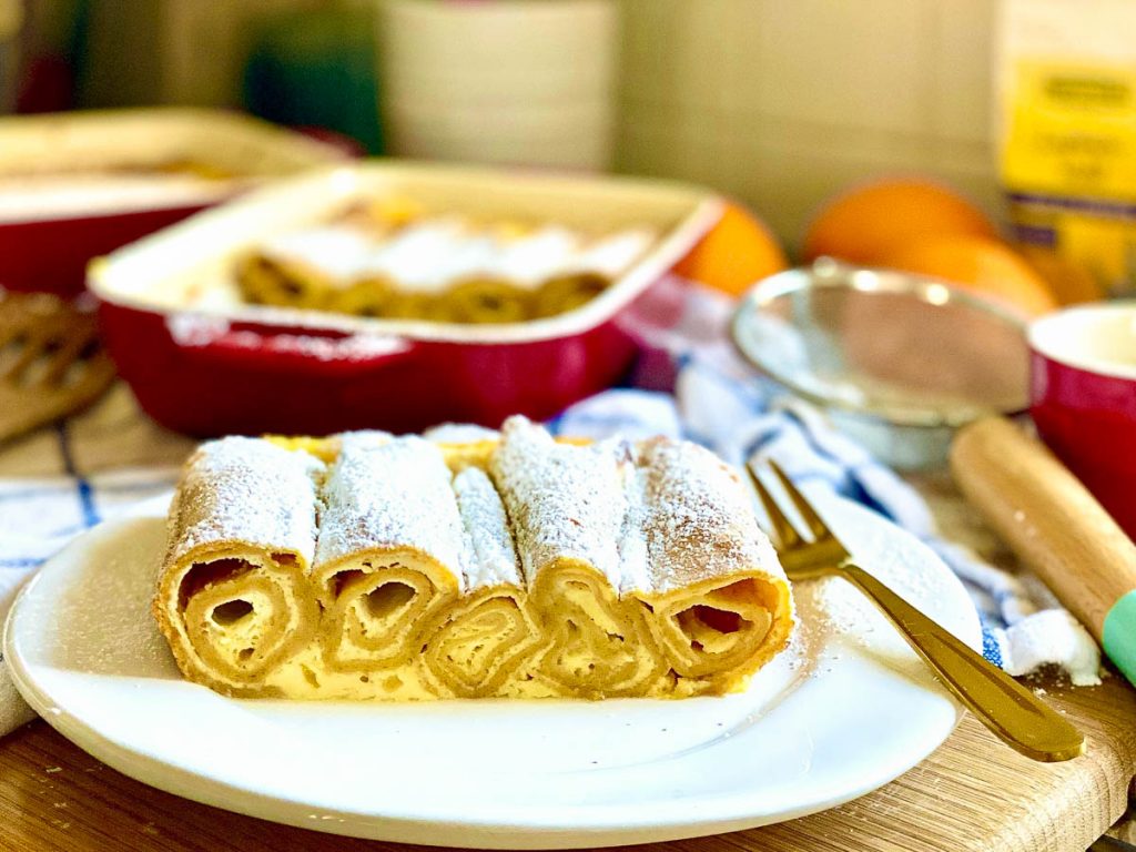 Topfenpalatschinken mit Lupinenmehl, angeschnitten auf einem weißen Teller