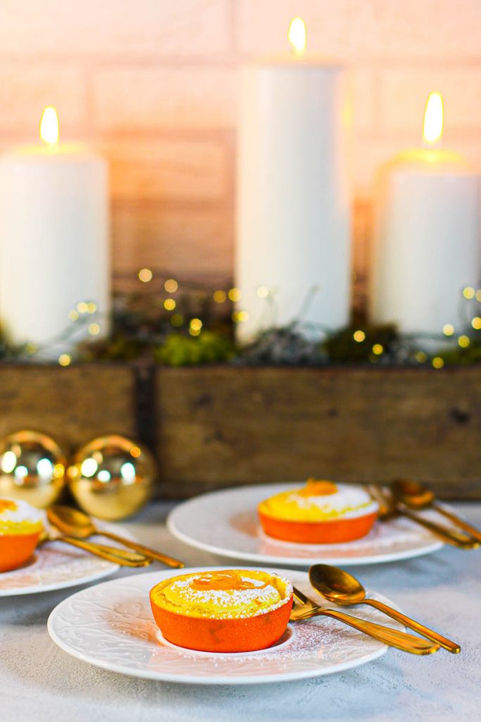 Orangen Cheesecakes in Orangen gebacken, mit goldenem Besteck 