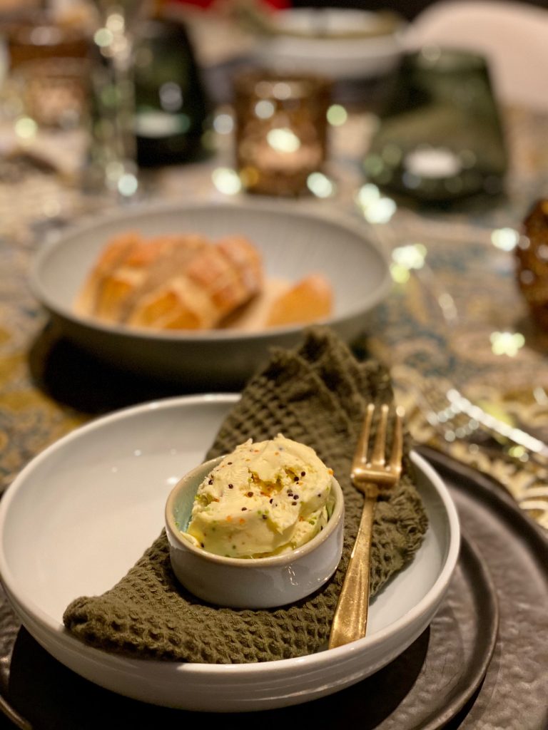 Buchweizenbrot mit Kaviarbutter