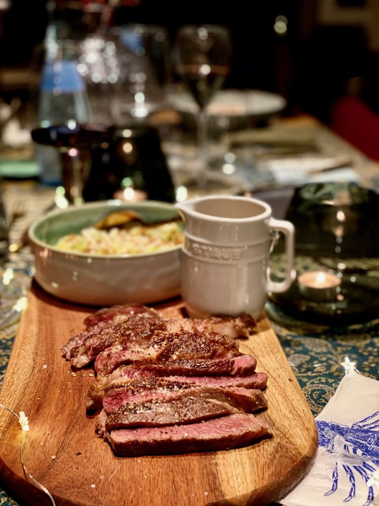 Alexander Herrmann Premium Delivery Menüs - zuhause genießen. Ribeye auf den Punkt gegart
