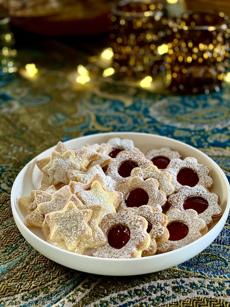 Knusprige Linzer Plätzchen auf einem Plätzchenteller 