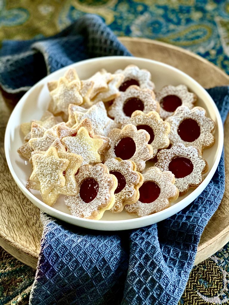 Knusprige Linzer Plätzchen und Buttersterne aus der Nähe 