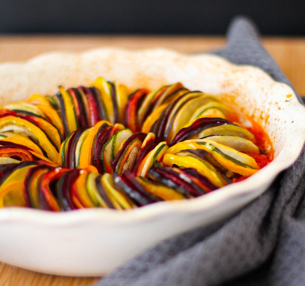 Veganes Ratatouille aus dem Ofen in einer weißen Auflaufform 