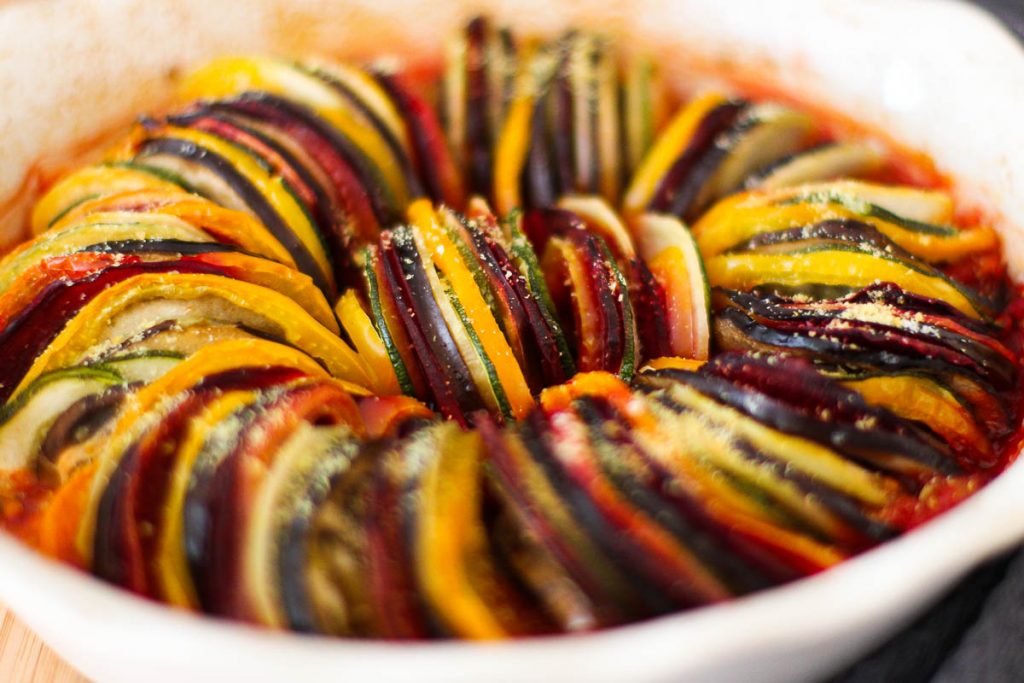 Veganes Ratatouille aus dem Ofen mit Lupinen-"Parmesan" bereit zum Servieren 