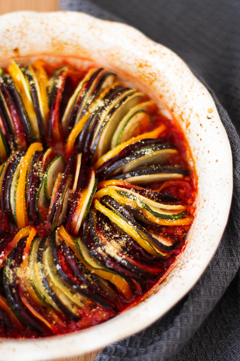 Veganes Ratatouille aus dem Ofen mit Lupinen-"Parmesan" - Holla die Kochfee Veganes Ratatouille aus dem Ofen mit Lupinen-"Parmesan" - Holla die Kochfee