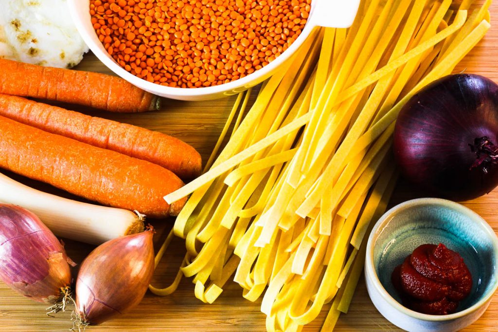 Zutaten für die One Pot Pasta mit Linsenbolognese auf einem Brett