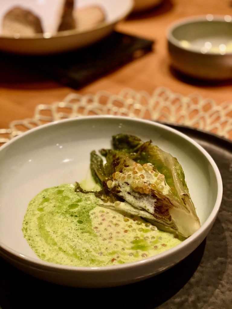 Veles Restaurant Nürnberg kurzgebratenes Salatherz mit einer Vinaigrette aus Saiblings-Rogen, Joghurt und Dill