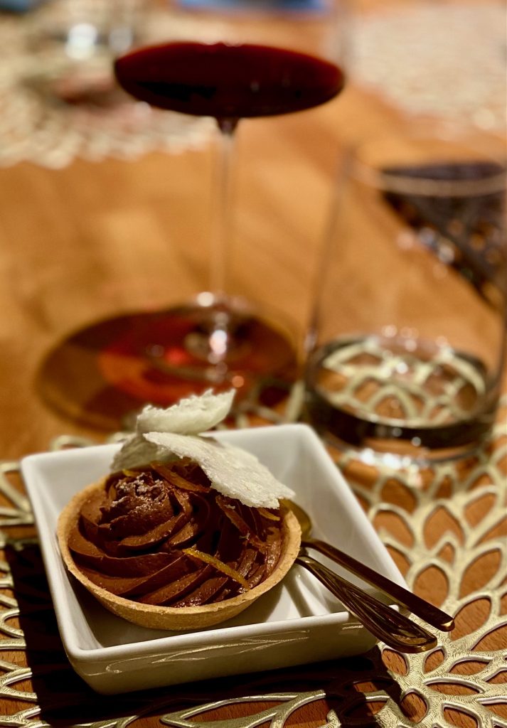 VELES Nürnberg - Tarte, gefüllt mit einer aufgeschlagenen Schokoladenmousse, knuspriger Milch und kandierten Orangen-Streifen.