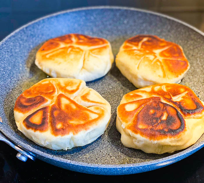 Gefüllte Pfannenbrötchen in der Pfanne 