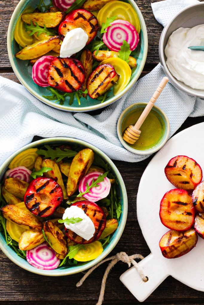 Bunter Salat mit gegrillten Pflaumen und Frischkäse mit Honig