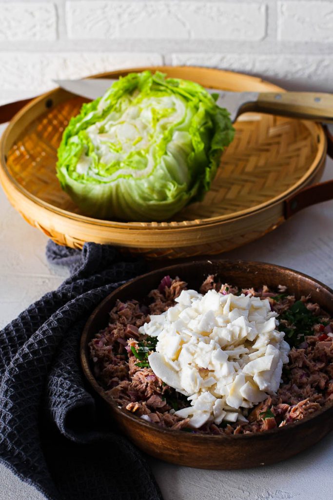 Thunfisch mit Kokosraspeln mit Salat im Hintergrund 