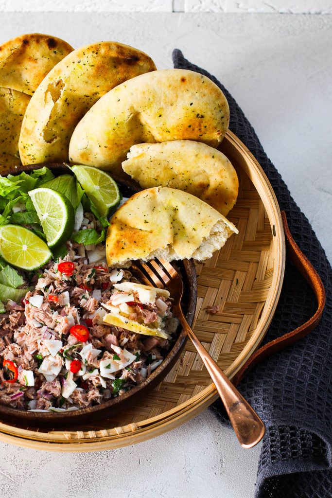 Thunfisch mit Kokosraspeln und Brot