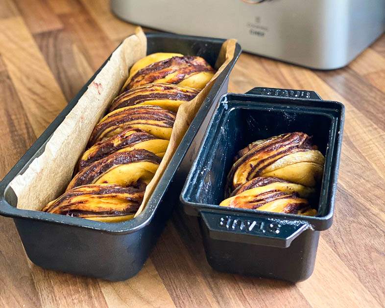 Schokozopf "light" ohne Industriezucker (Babka), klein und groß vor dem Backen