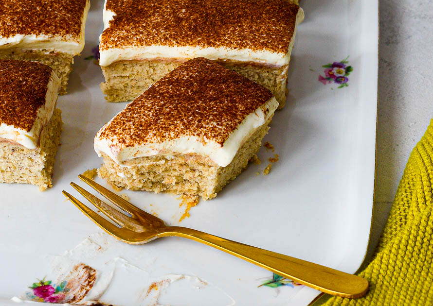 Bananenkuchen mit Skyr-Frosting und Zimt, ein Stück angegessen 