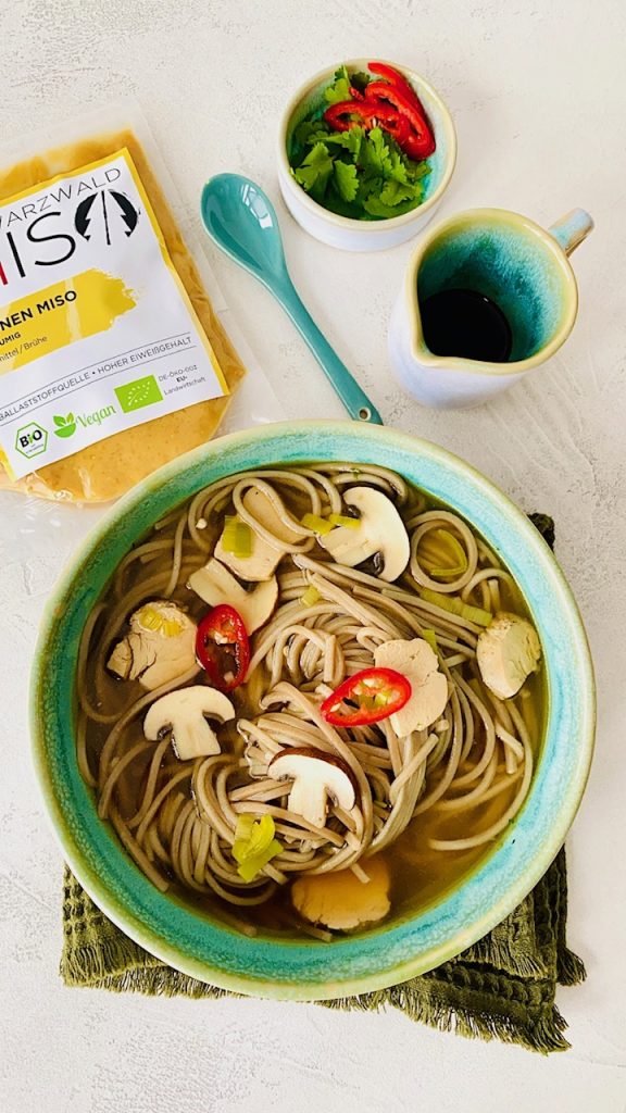 Blitzschnelle Misosuppe, daneben eine Packung Schwarzwald Miso