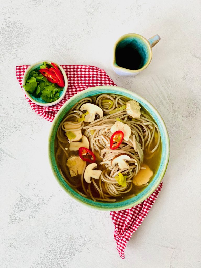 Blitzschnelle Misosuppe mit Nudeln und Koriander