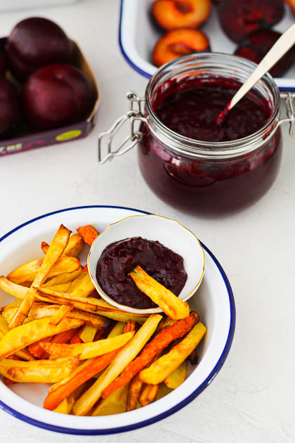 Pflaumen Ketchup im Glas mit Löffel drin
