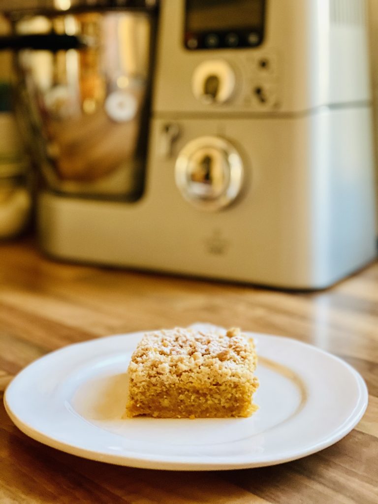 Carrot Cake mit Streuseln ohne Zucker, ein Stückchen vor der Küchenmaschine
