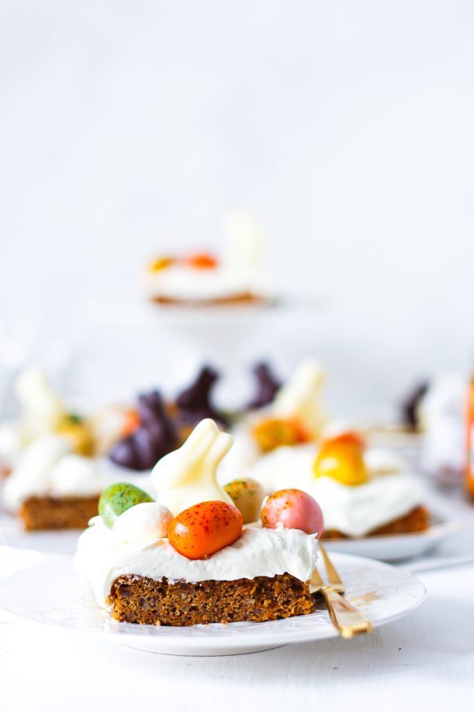Low Carb Carrot Cake vom Blech, ein Stück auf einem weißen Teller