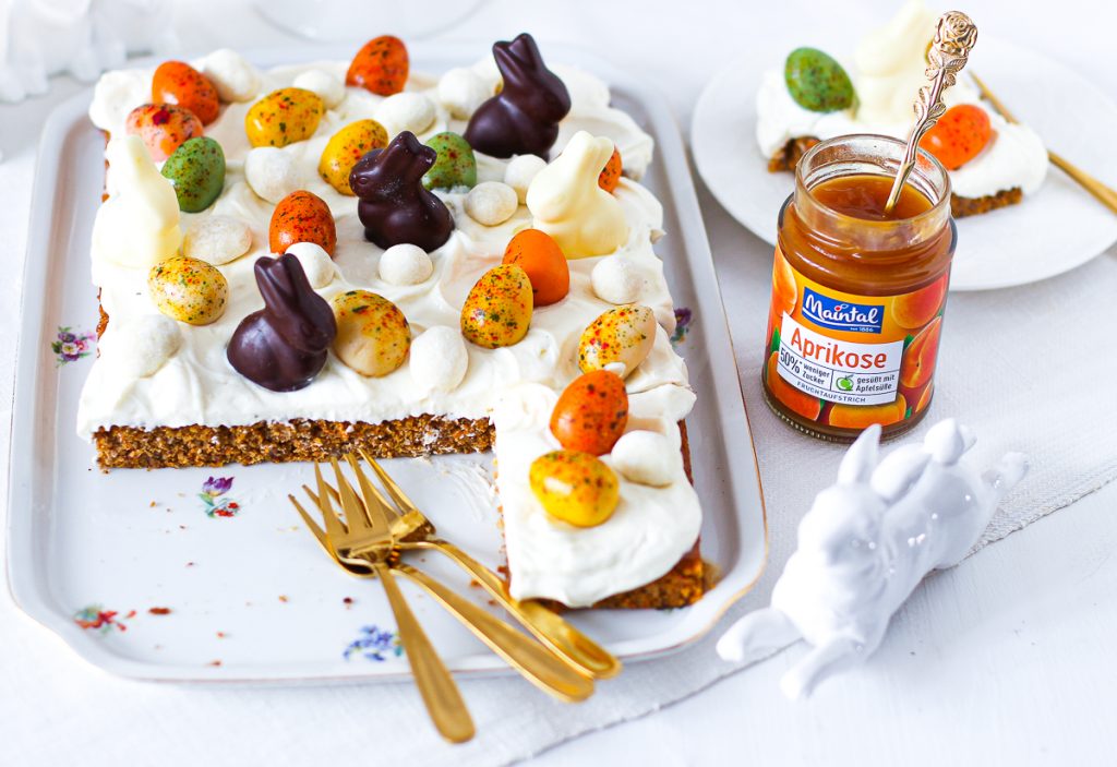 Low Carb Carrot Cake vom Blech mit einem Glas Maintal Aprikose