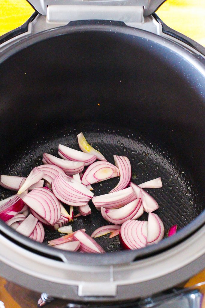 Hähnchenkeulen in Cidre: Anbraten Zwiebeln