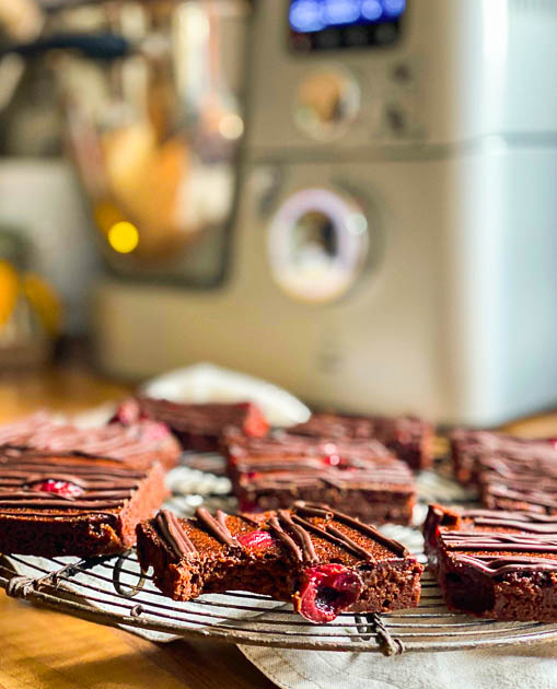 Schlanke Schwarzwälder Kirsch Schnitten vor der Kenwood Cooking Chef