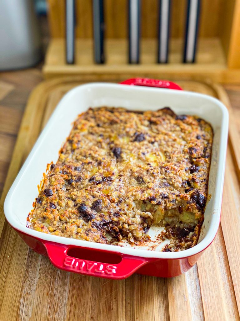 Baked Oatmeal Schoko Banane (gebackene Haferflocken) in einem kleinen roten Bräter, etwas fehlt schon