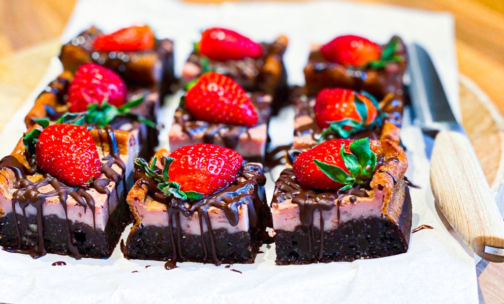 Brownie-Cheesecake mit Erdbeeren ohne Mehl und Zucker