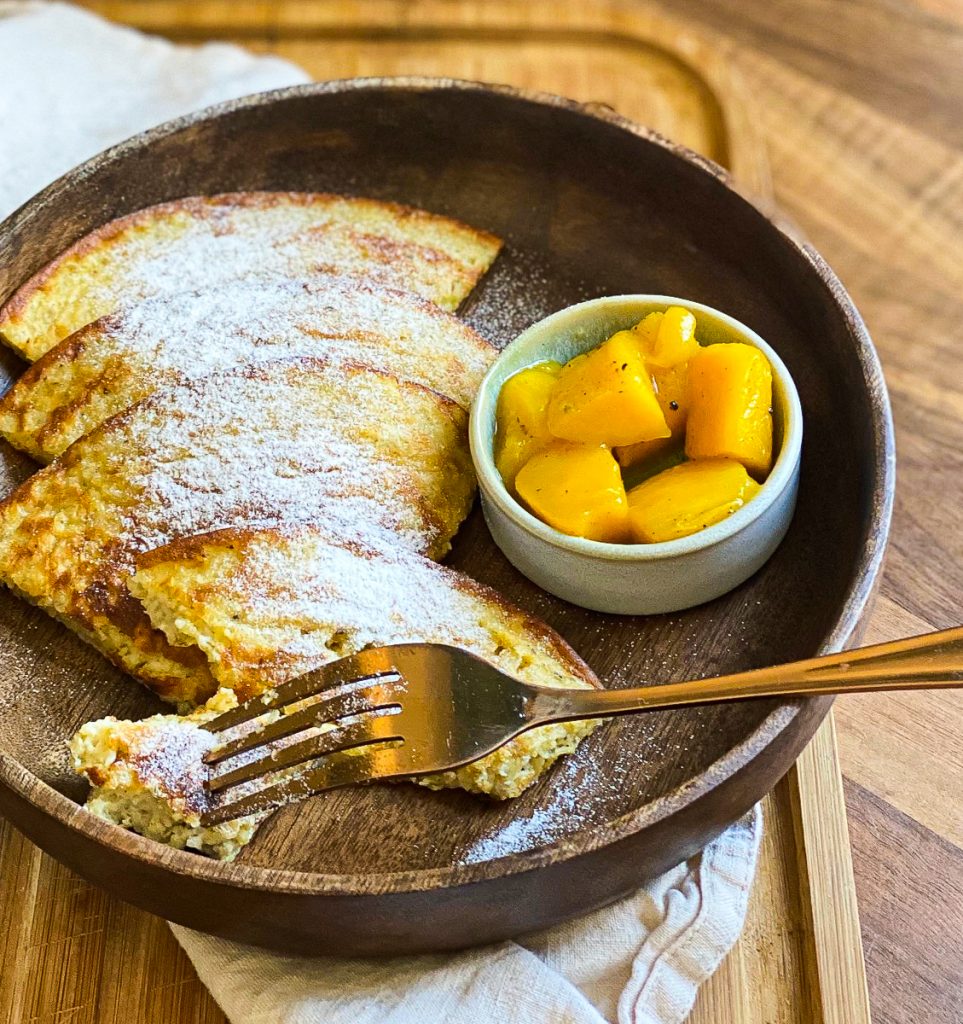 Einfache Haferflocken Pfannkuchen fettarm und zuckerfrei in einer Holzschale mit Mango