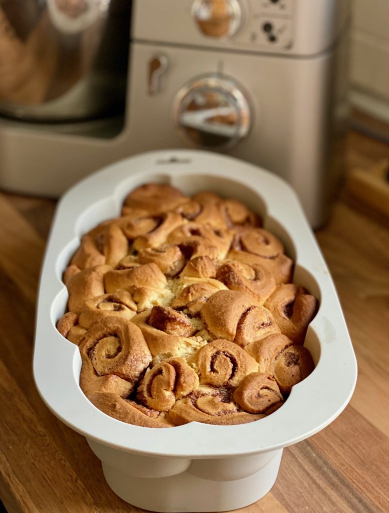 Einfacher Hefezopf ohne Flechten, frisch gebacken in der Form 