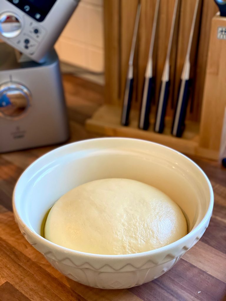 Hefeteig für das Zupfbrot nach dem Gehen 