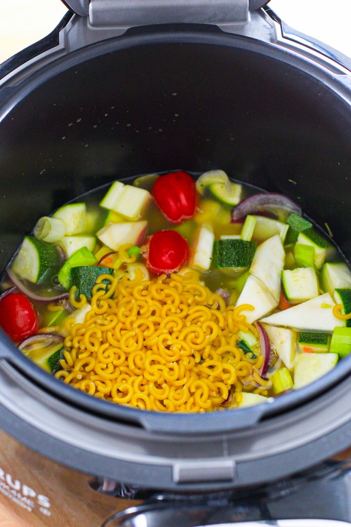 Die Nudeln für die Schnelle Minestrone kommen in den Topf der Cook4Me.