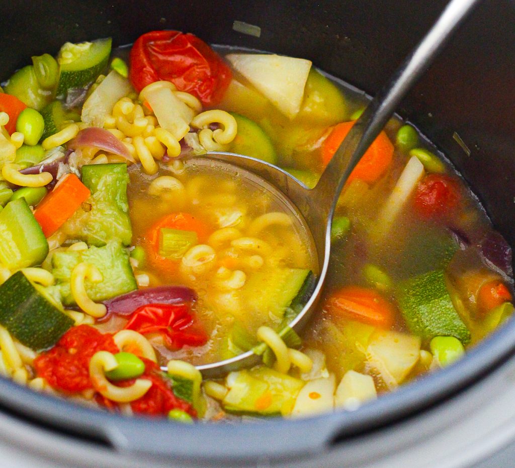 Schnelle Minestrone, mit einem Schöpflöffel, noch im Topf der Cook4Me.