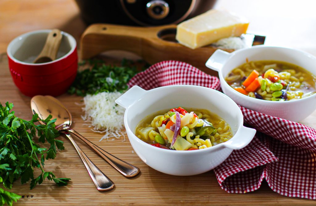 Schnelle Minestrone, angerichtet mit Parmesan.