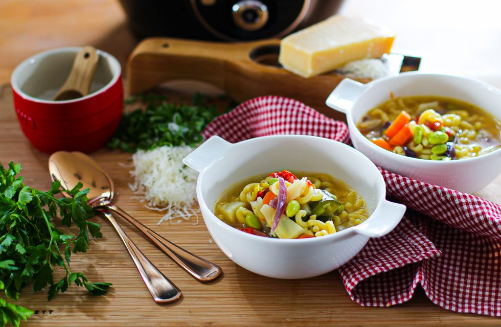 Schnelle Minestrone, angerichtet mit Parmesan. 