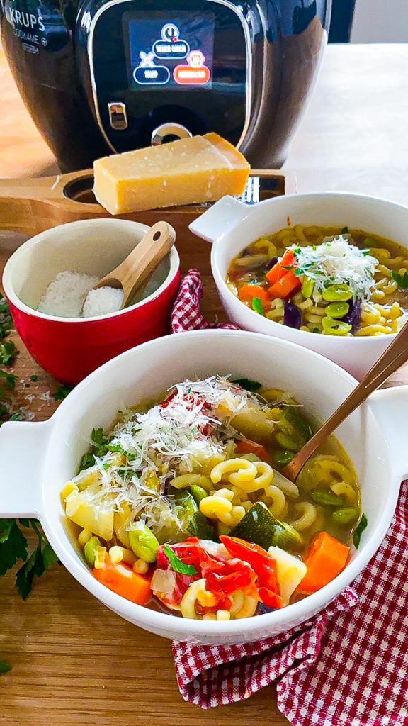 Schnelle Minestrone. In zwei weißen Schalen, dahinter die Cokk4Me von Krups.