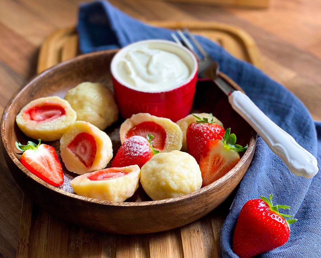 Einfache Erdbeerknödel -Topfenknödel mit Erdbeeren mit Puderzucker