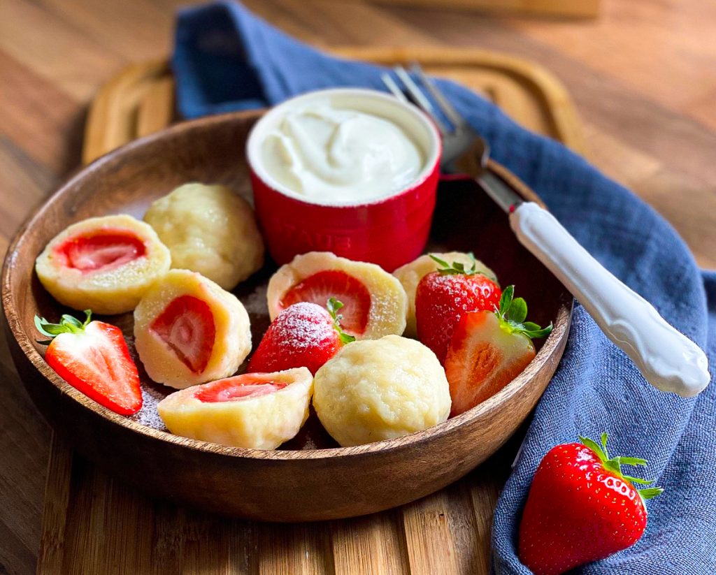 Einfache Erdbeerknödel -Topfenknödel mit Erdbeeren mit Puderzucker 