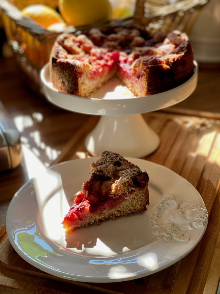 Einfacher Dinkel Vollkornkuchen, ein Stück auf einem weißen Teller 