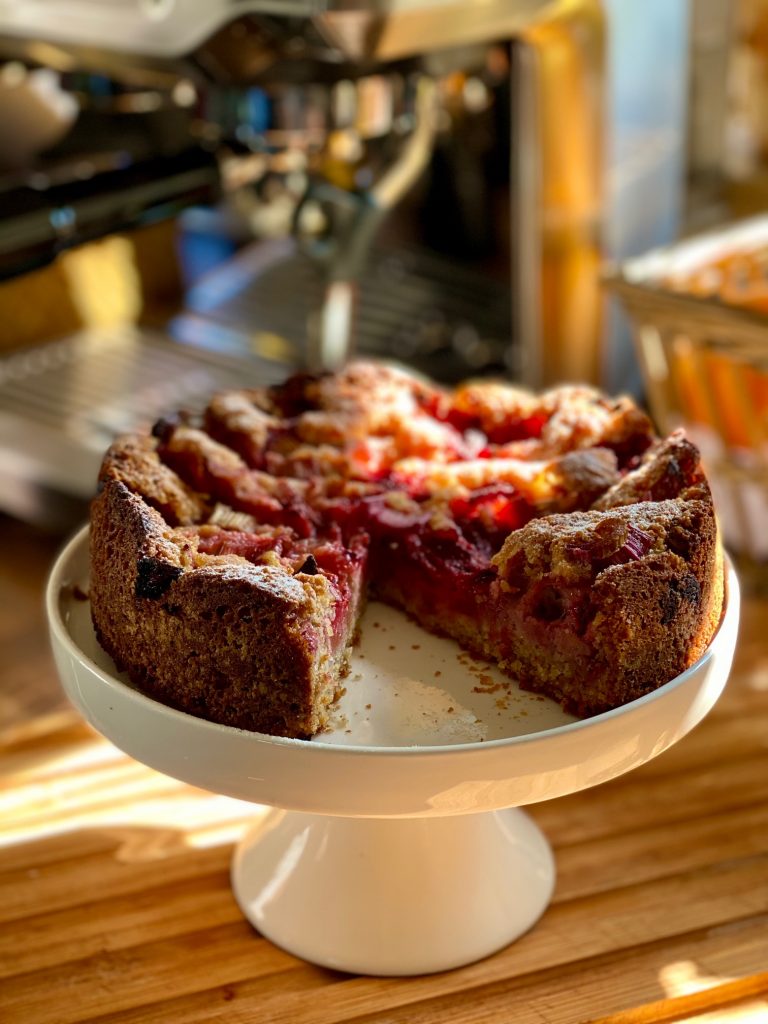 Einfacher Dinkel Vollkornkuchen mit Erdbeeren und Rhabarber