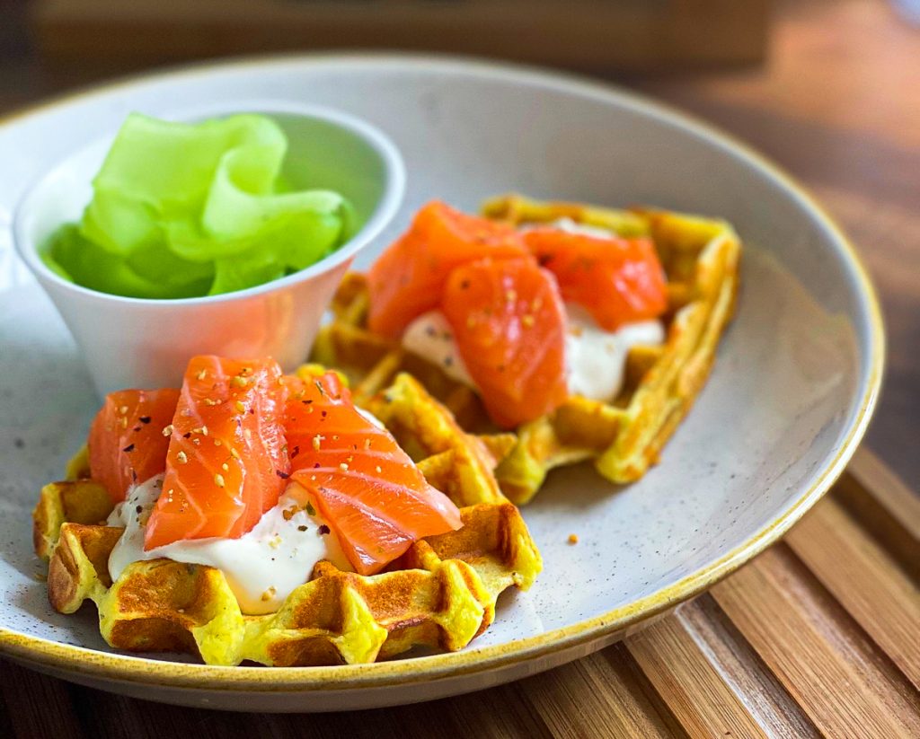 Schnelle fettarme Kartoffelwaffeln mit Lachs 