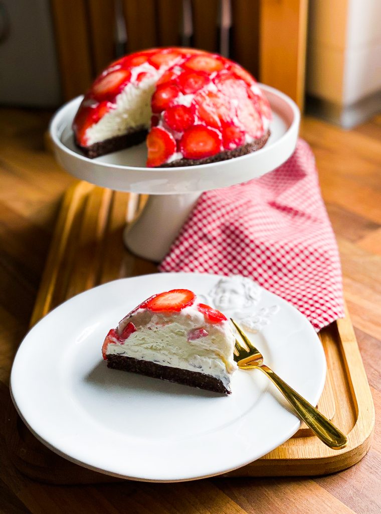 Erdbeer-Kuppeltorte ohne Mehl und Zucker, ein Stück auf einem Teller 