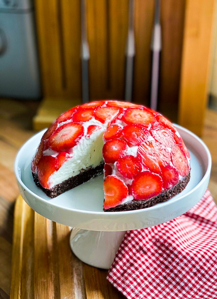 Erdbeer-Kuppeltorte ohne Mehl und Zucker Nahaufnahme