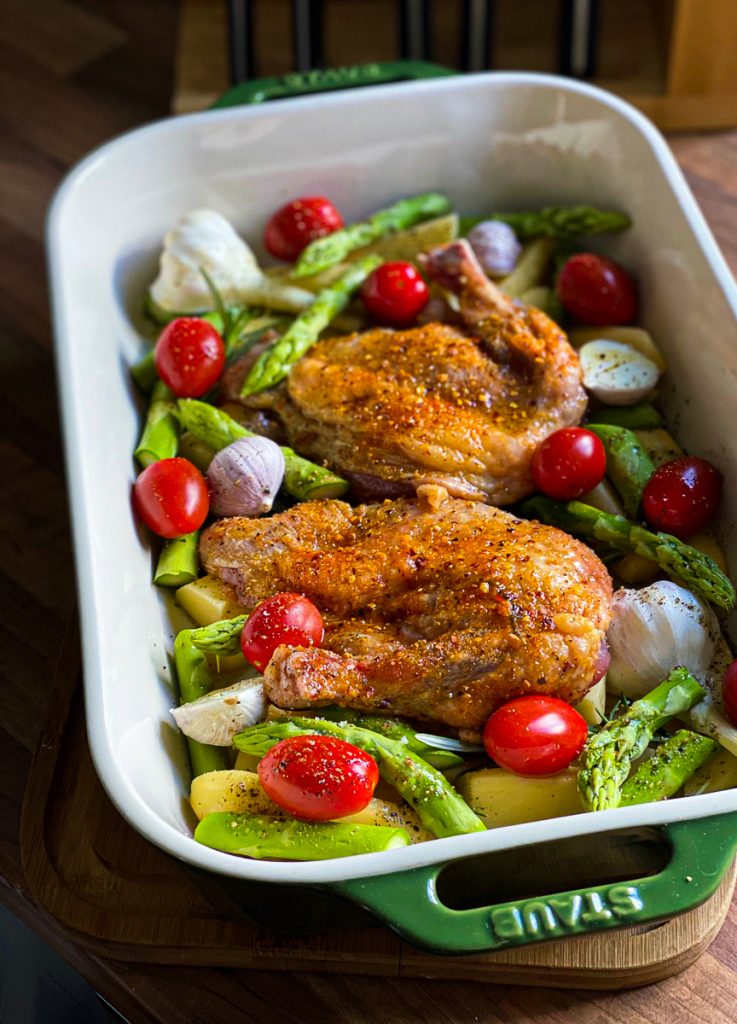 Huhn mit Spargel und Tomaten vom Blech vor dem Backen 